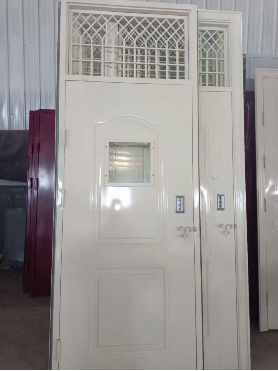 克孜勒苏柯尔克孜学校教室门