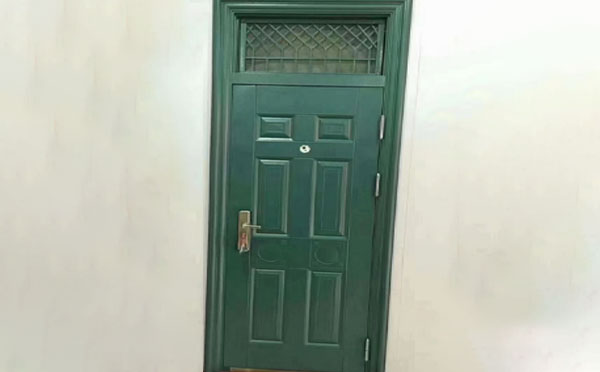 克孜勒苏柯尔克孜学校教室门