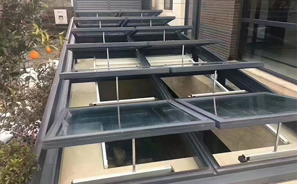 某轨道交通车辆维修车间克孜勒苏柯尔克孜排烟窗应用